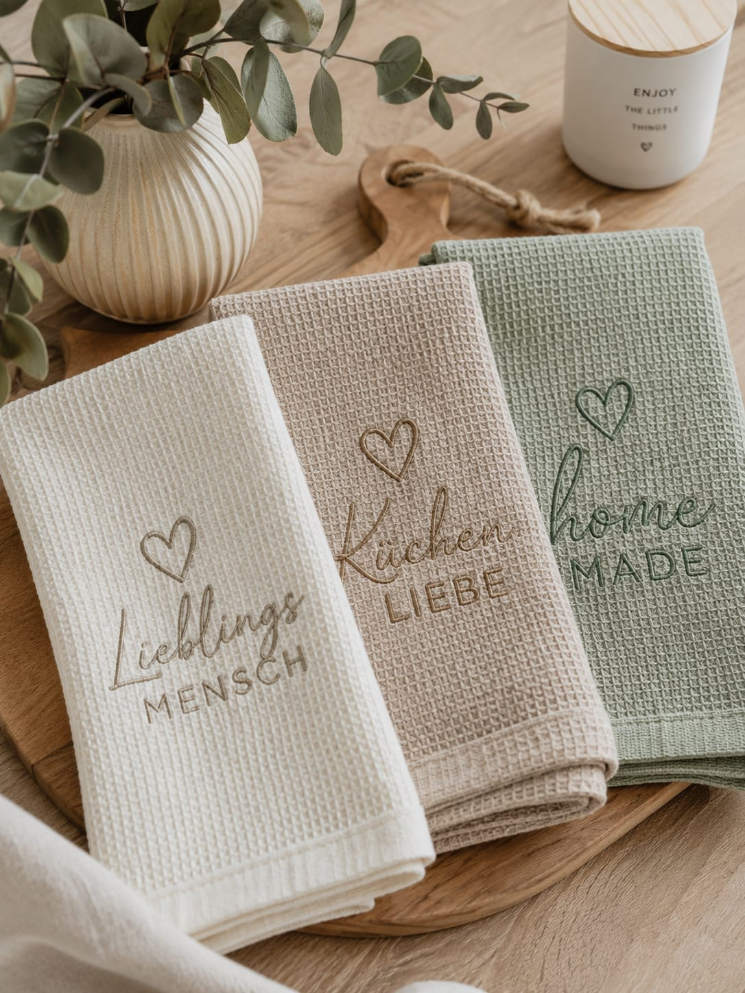 Nahaufnahme eines Monogramm-Stickerei auf einer Festtagsserviette